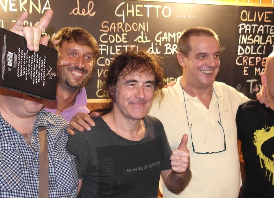 Steve Harris (al centro) alla Taverna del Ghetto in centro a Trieste (C) Andrea Lasorte